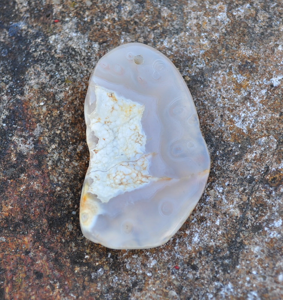 Achát vrtaný kámen 24g