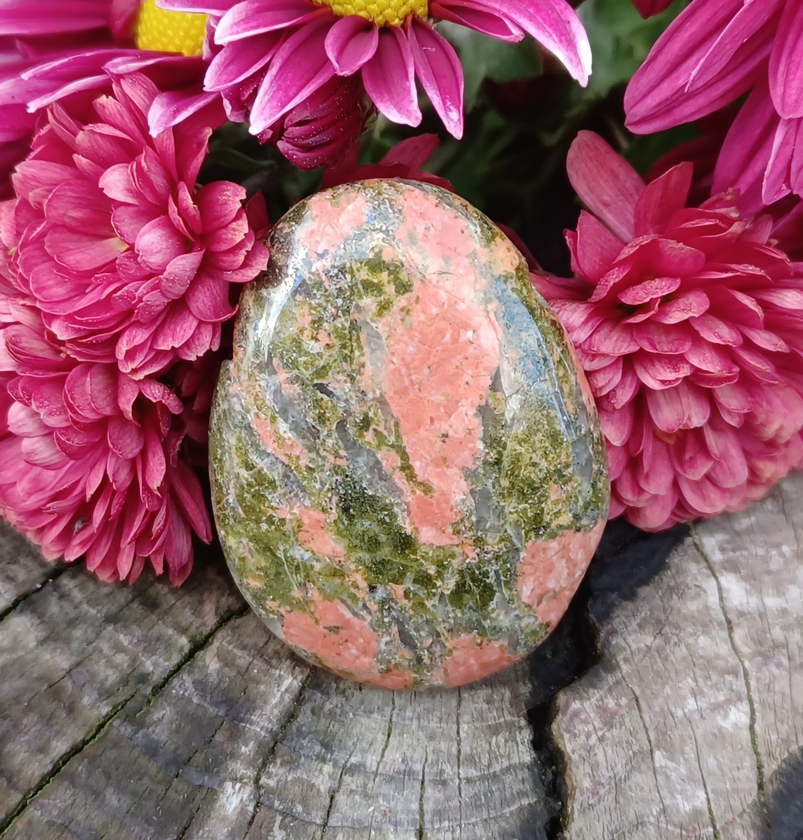 Unakit vrtaný kámen velký