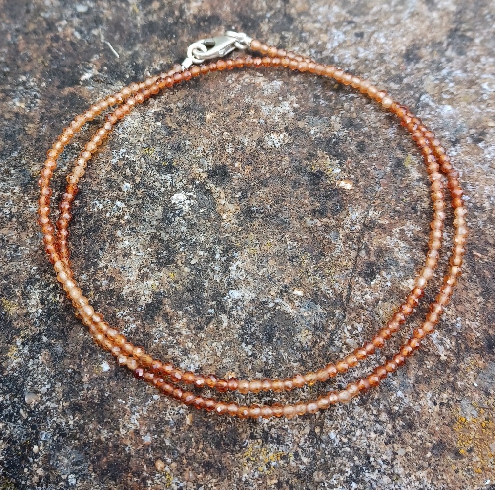 Jemný náhrdelník granát hessonit 