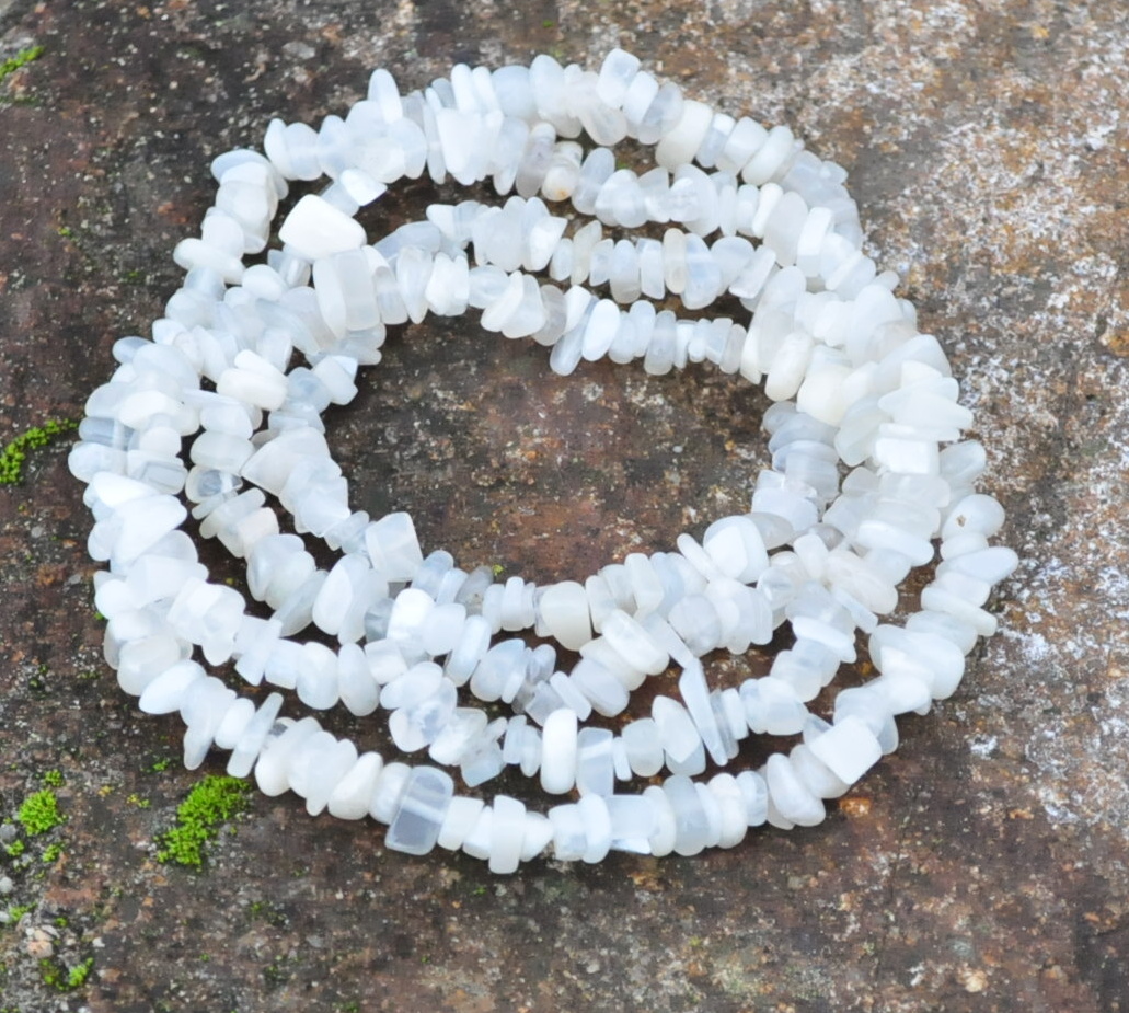 Měsíční kámen šedý šňůra dlouhá