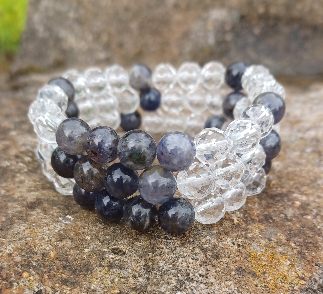 Křišťál s iolitem náramek