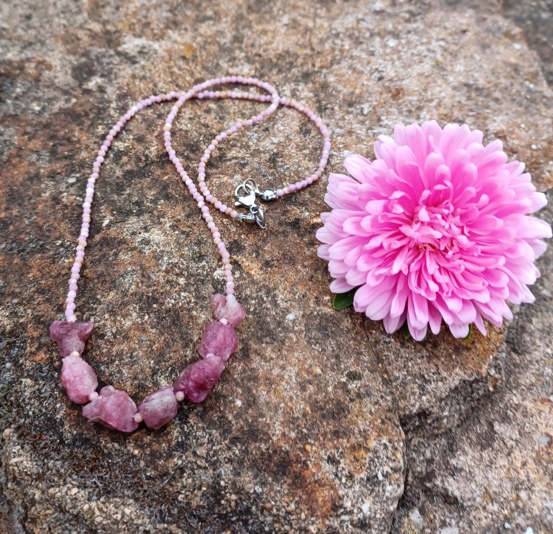 Fosfosiderit jemný náhrdelník s rubelity