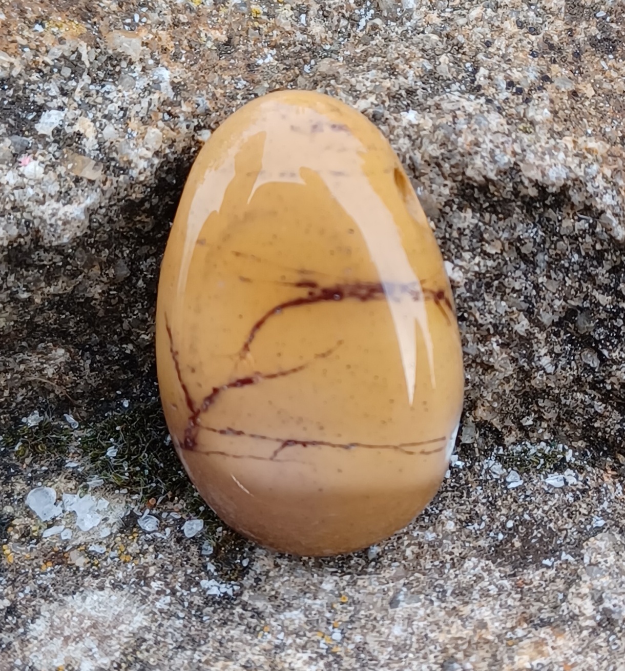 Jaspis mookait vrtaný valounek