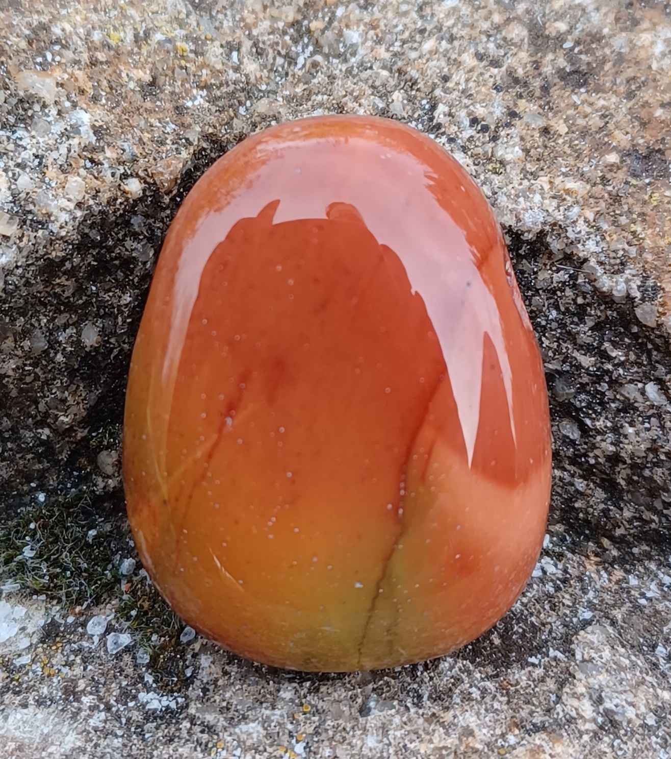 Jaspis mookait vrtaný valounek