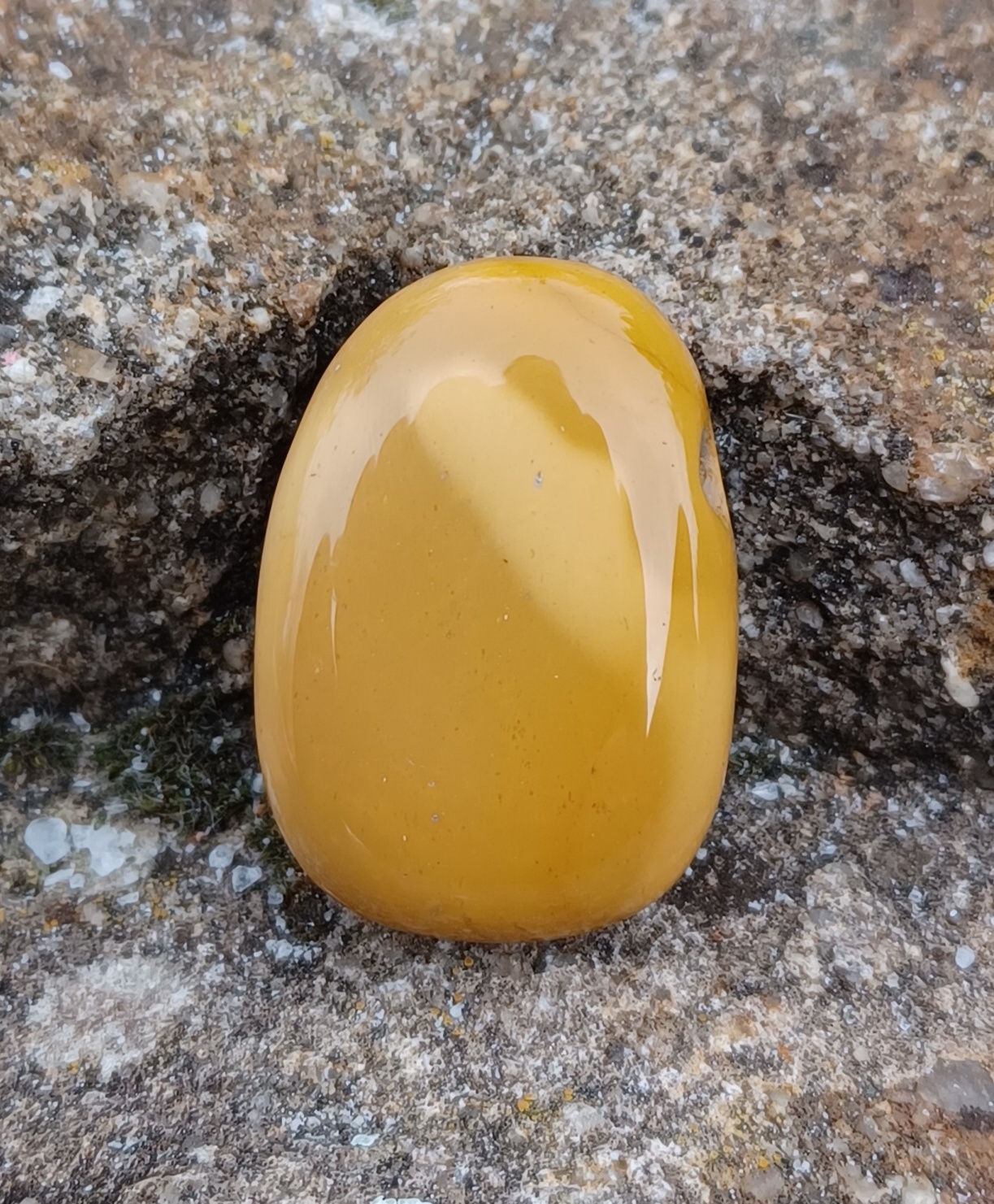 Jaspis mookait vrtaný valounek