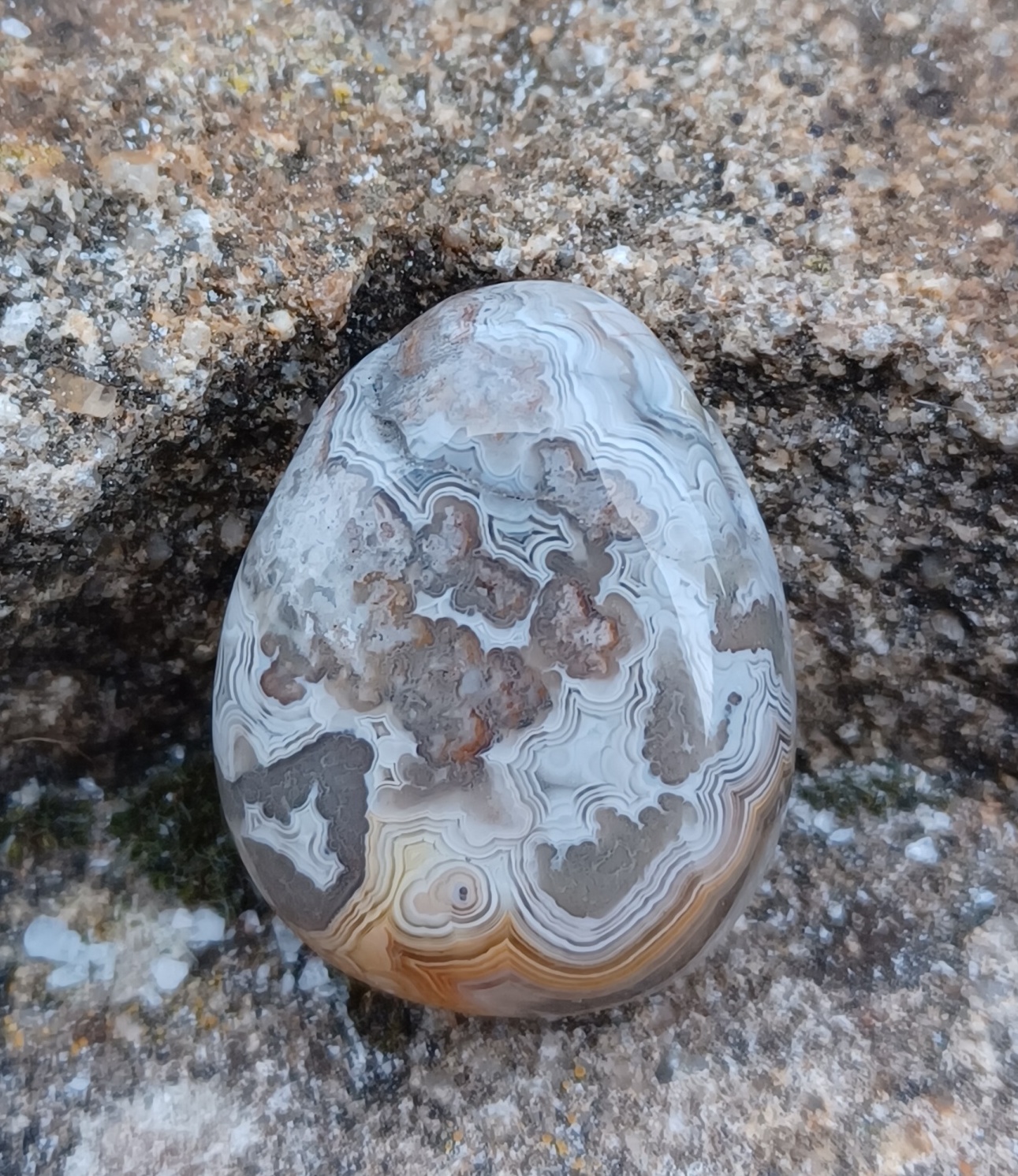 Achát krajkový vrtaný valounek