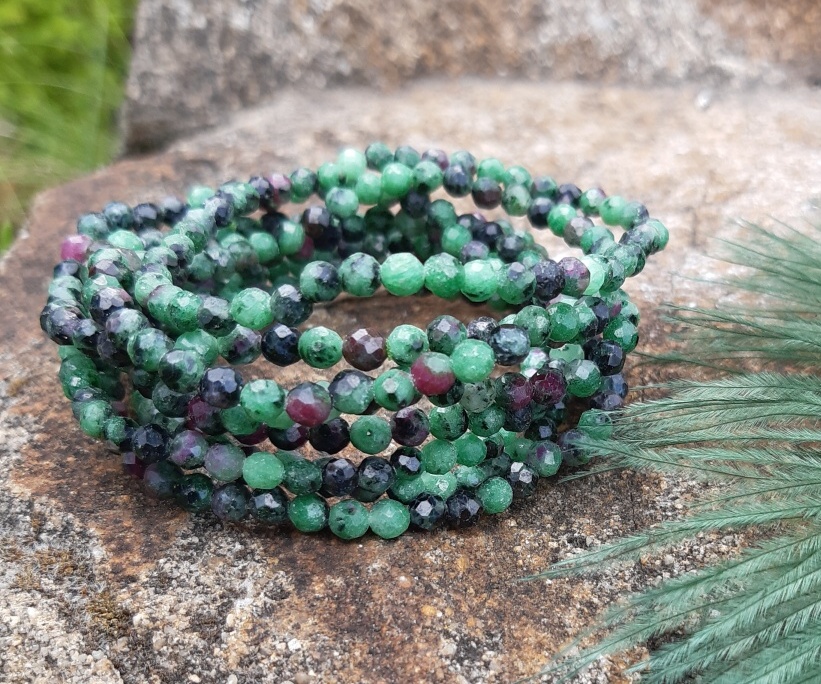 Zoisit s rubínem náramek