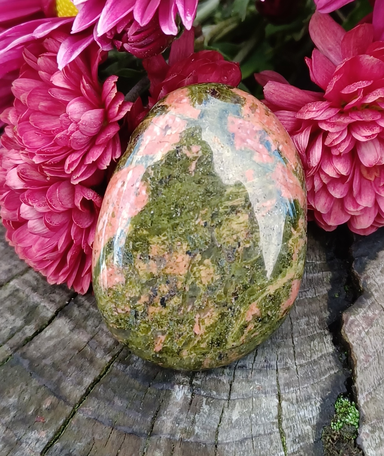 Unakit vrtaný kámen velký