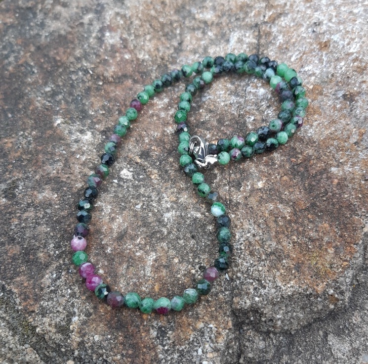 Rubín v zoisitu náhrdelník 