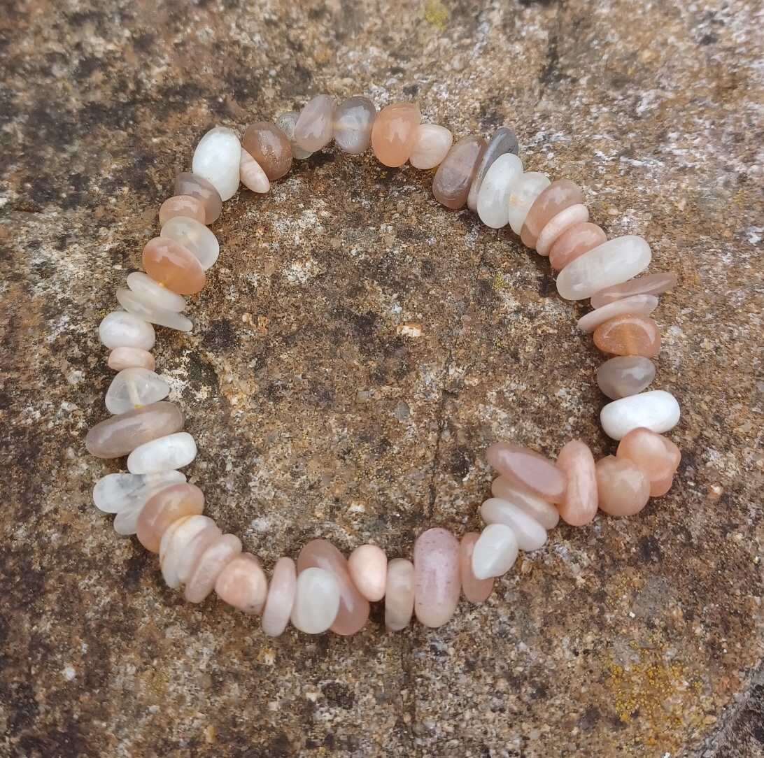 Měsíční kámen růžovo šedý náramek 