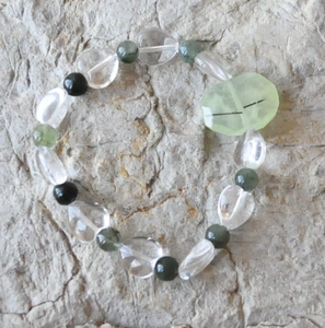 Křišťál s aktinolitem, prehnit náramek 17 cm