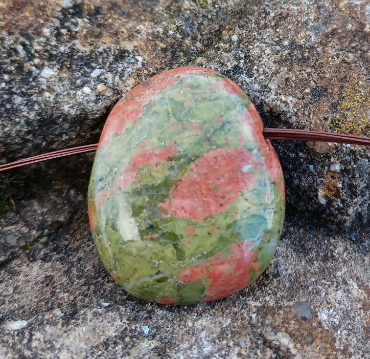 Unakit vrtaný kámen velký