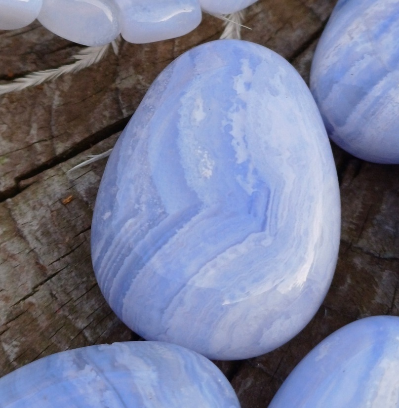 Chalcedon vrtaný valounek