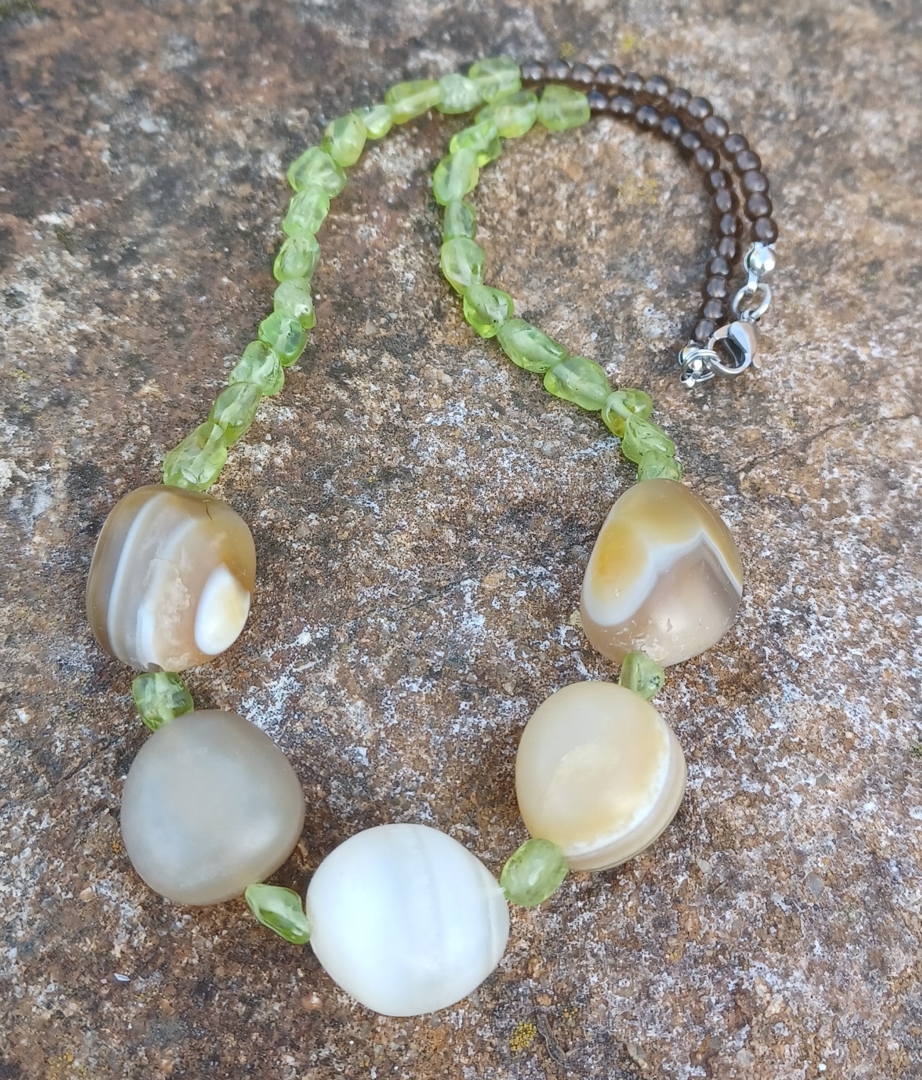 Olivín náhrdelník s acháty 