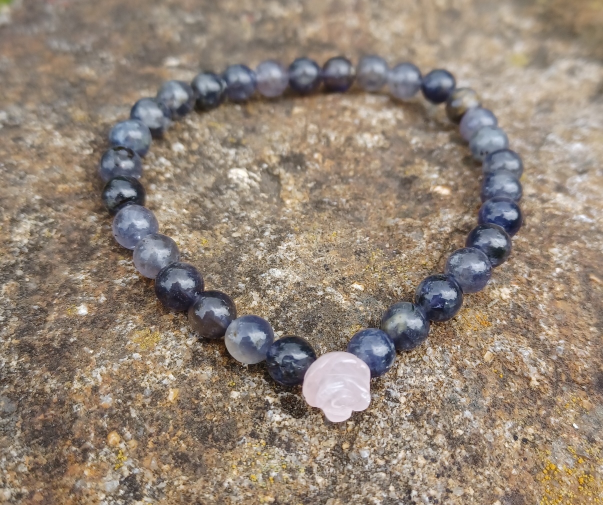 Iolit náramek s růženínem