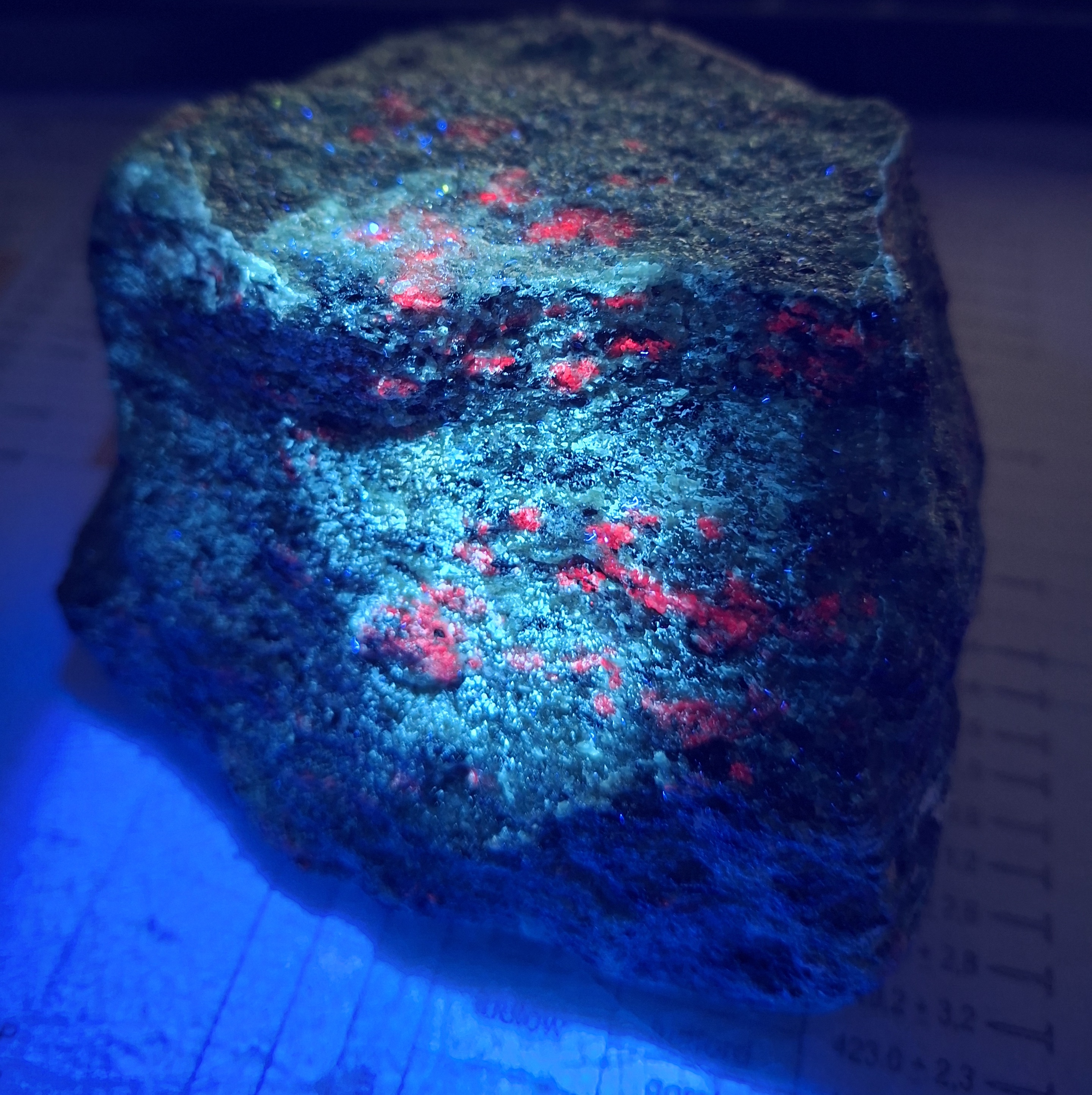 Rubín v zoisitu 1380g