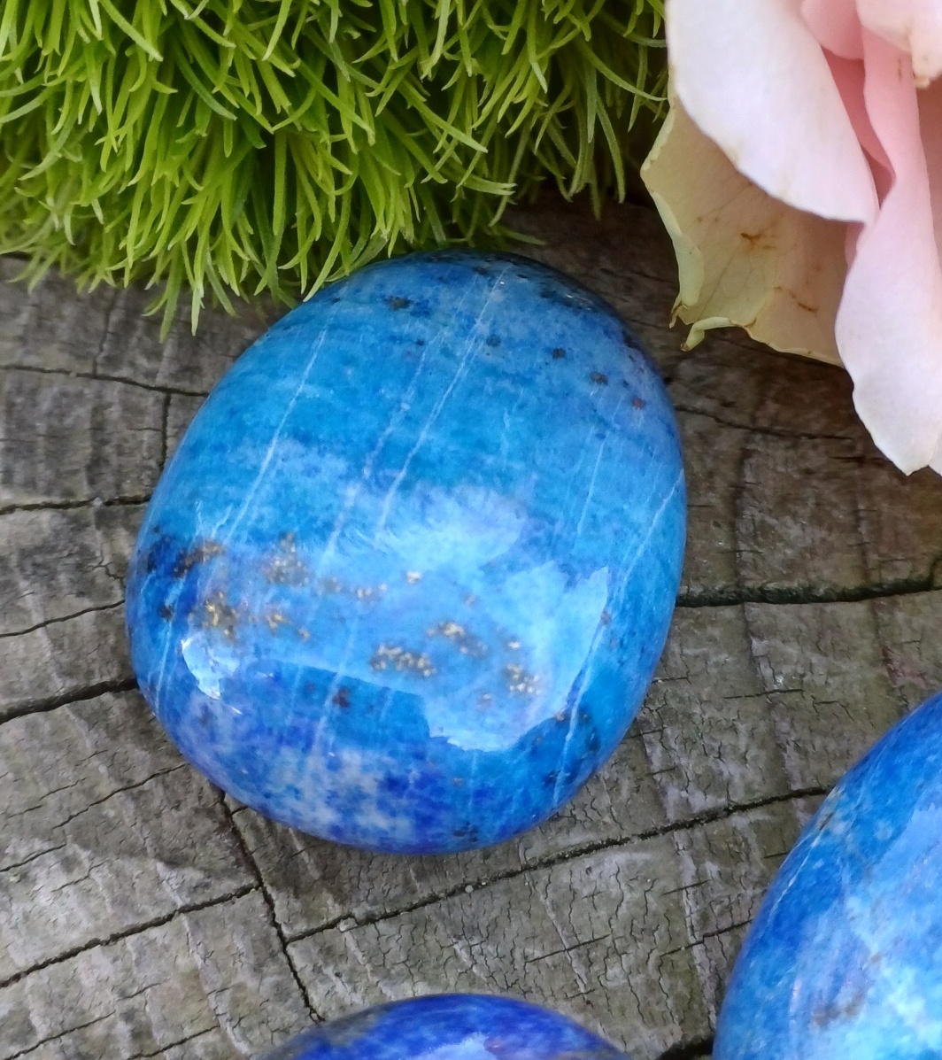 Lapis lazuli vrtaný kámen
