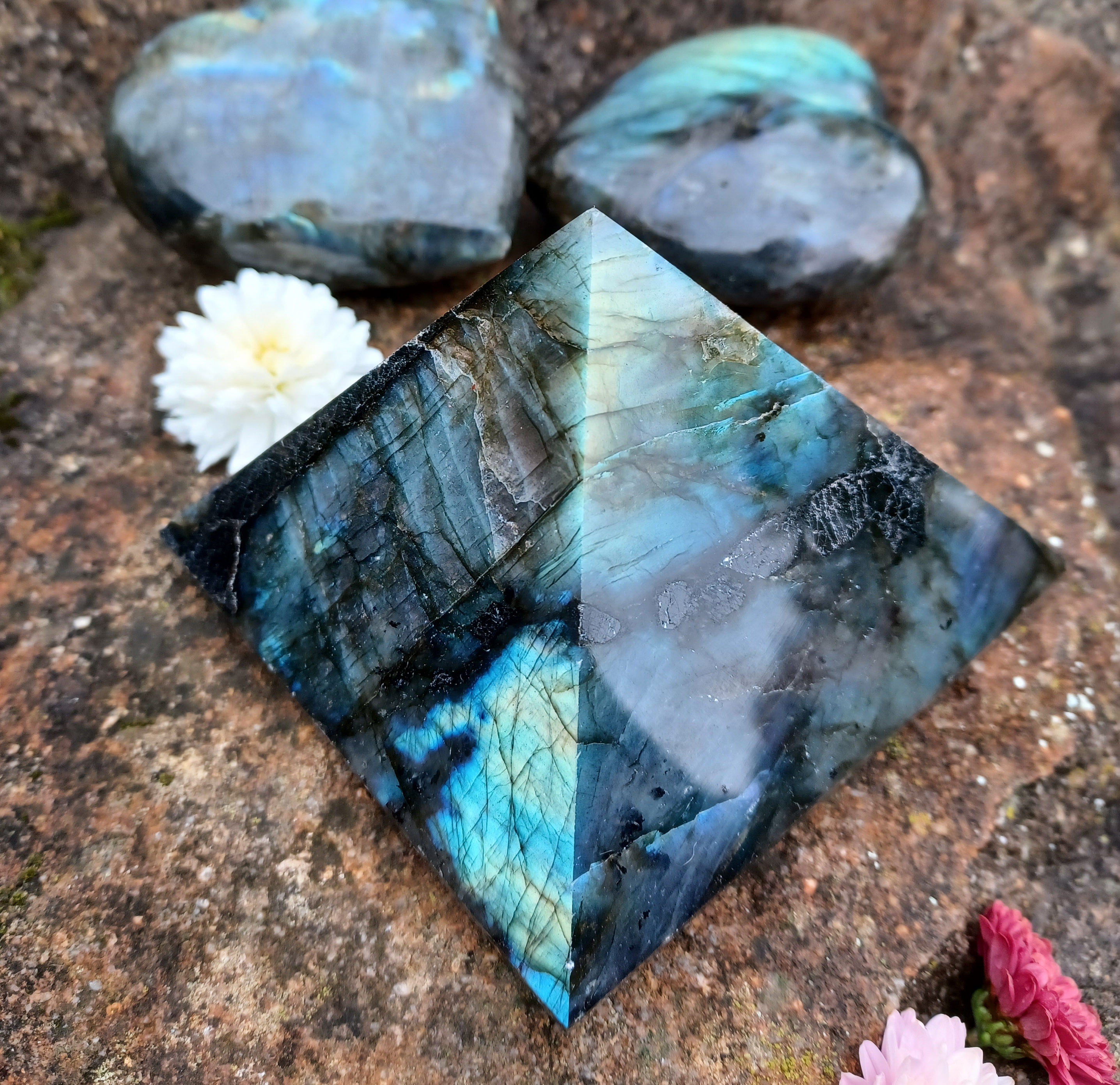 Labradorit pyramida 656g