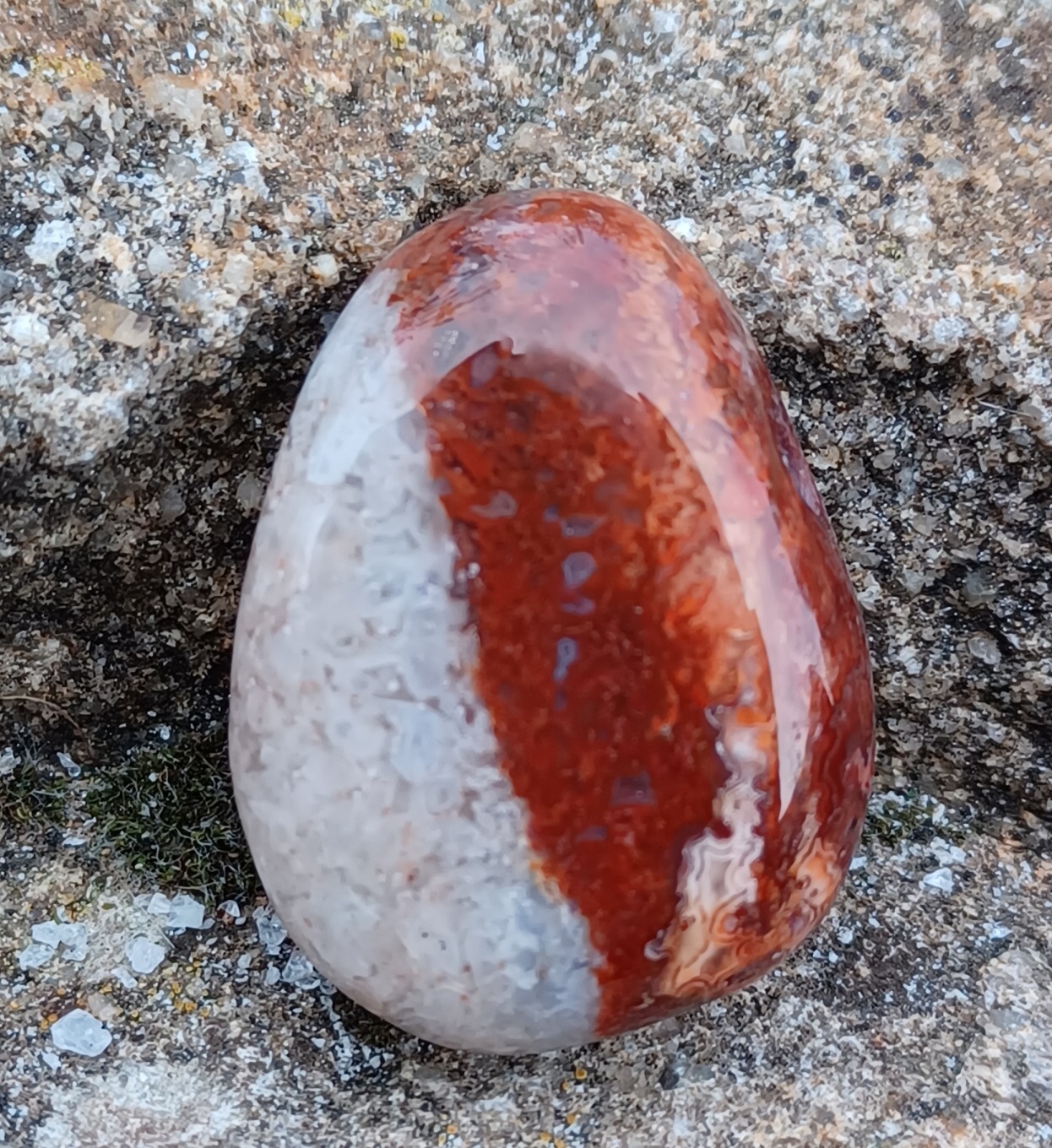 Achát krajkový vrtaný valounek