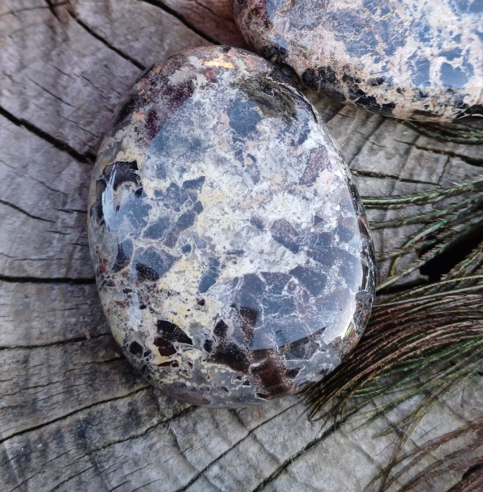 Jaspis brekciový vrtaný kámen velký