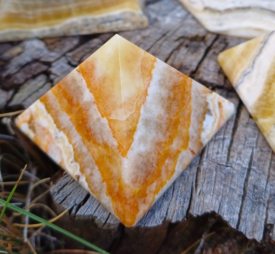 Aragonit pyramida