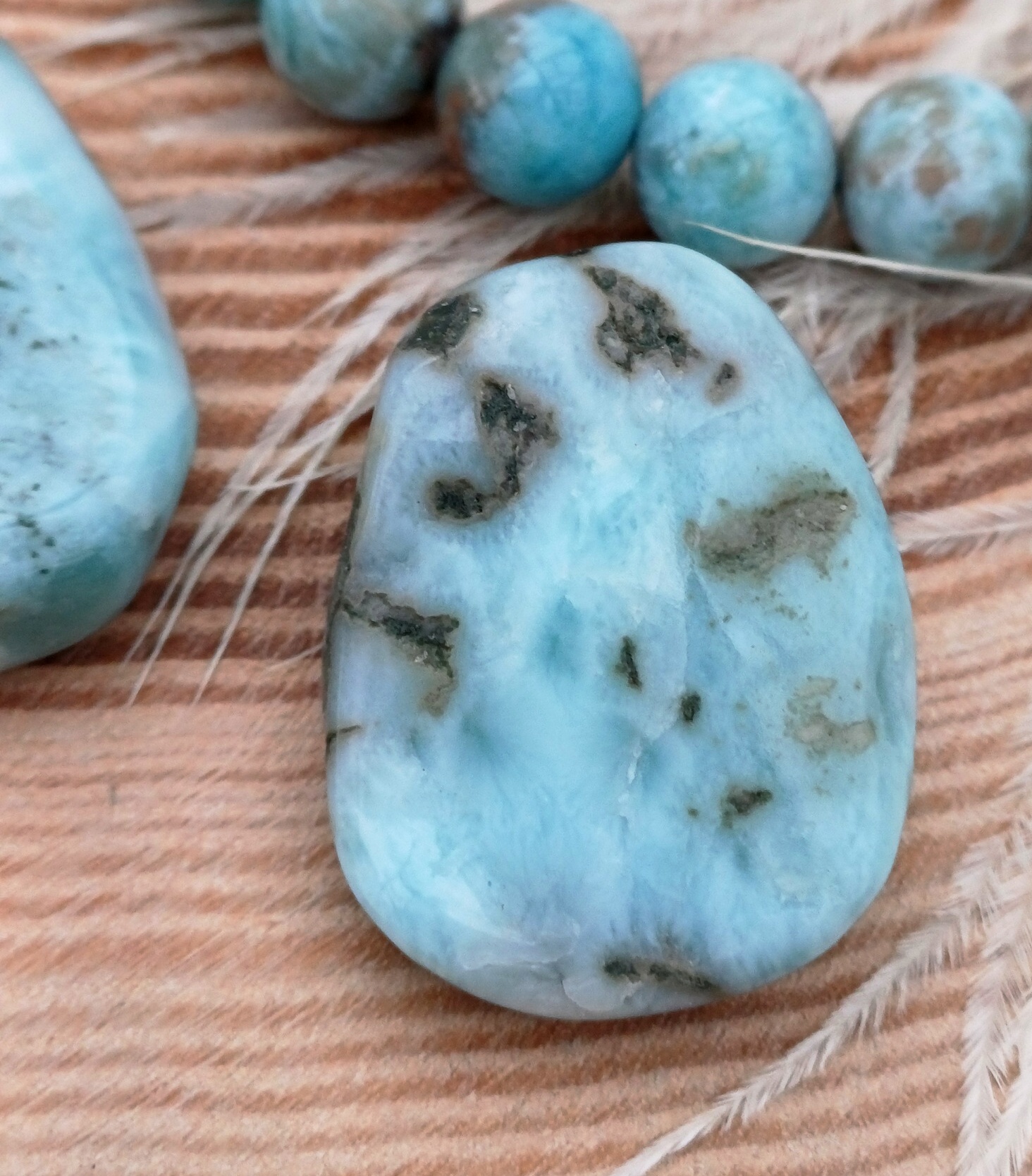 Larimar vrtaný valounek