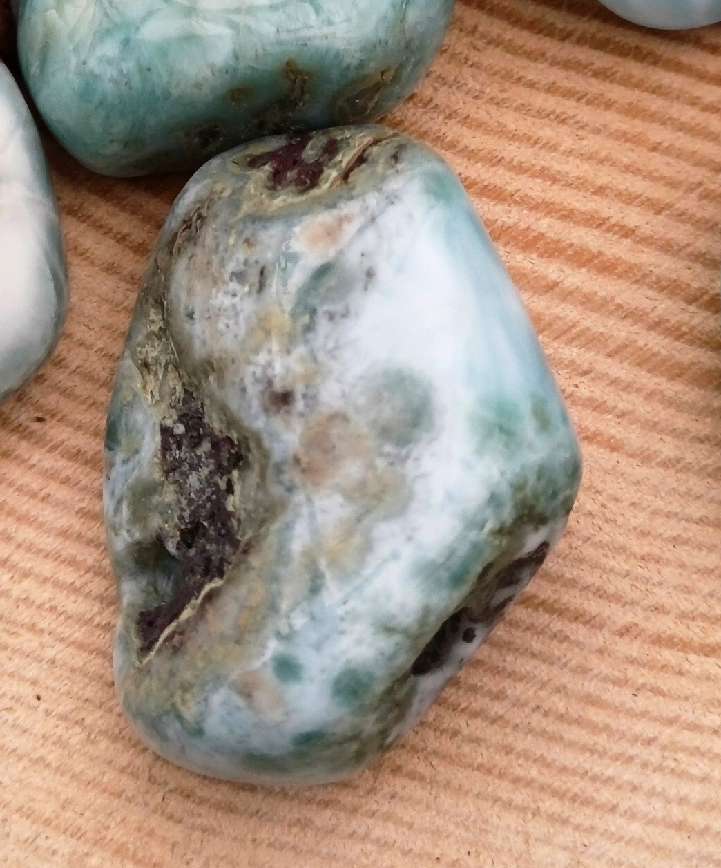 Larimar vrtaný valounek