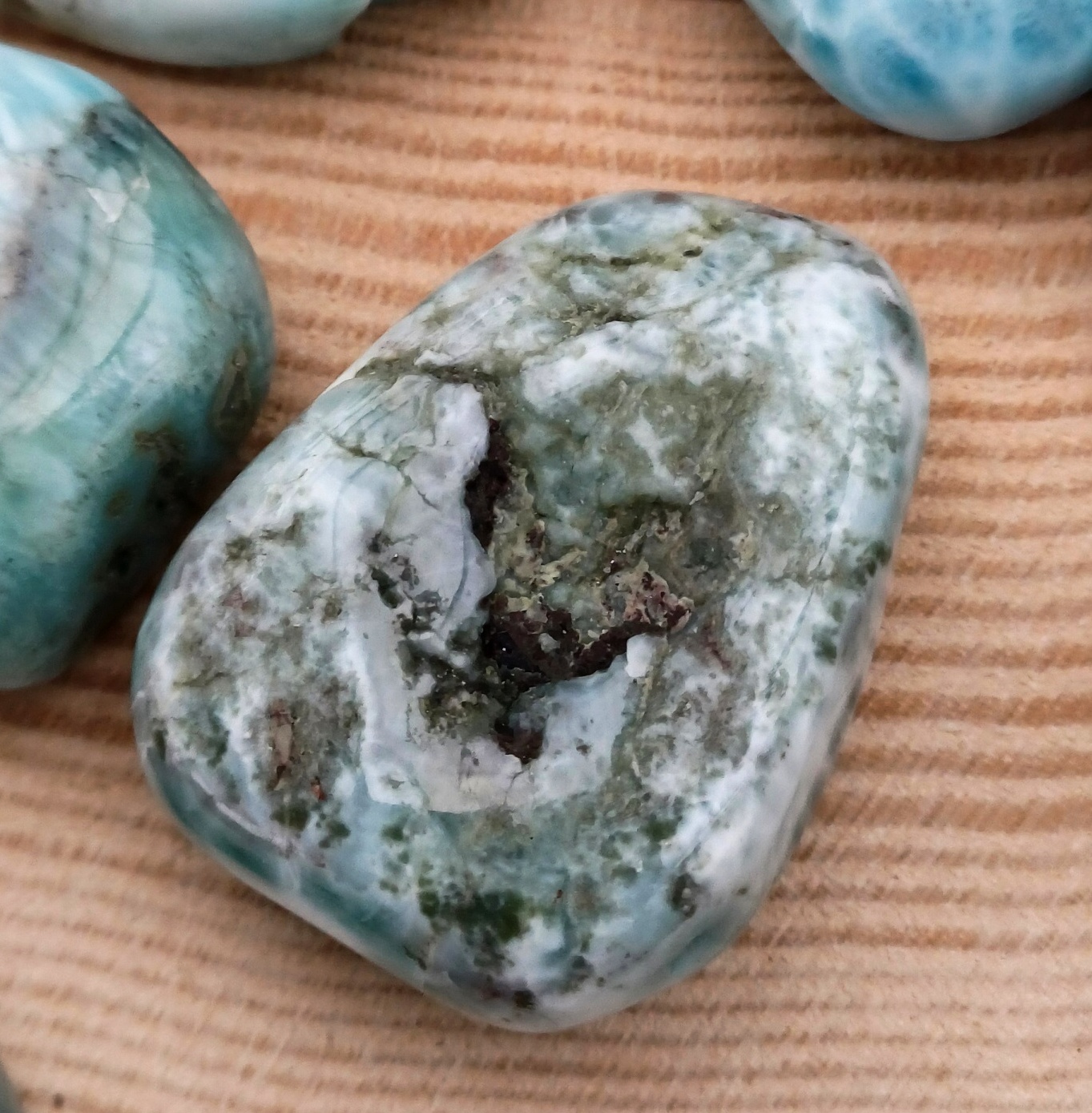 Larimar vrtaný valounek