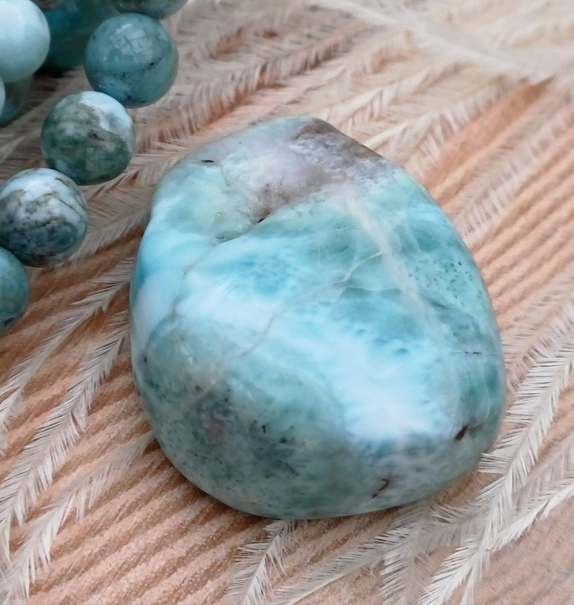 Larimar vrtaný valounek