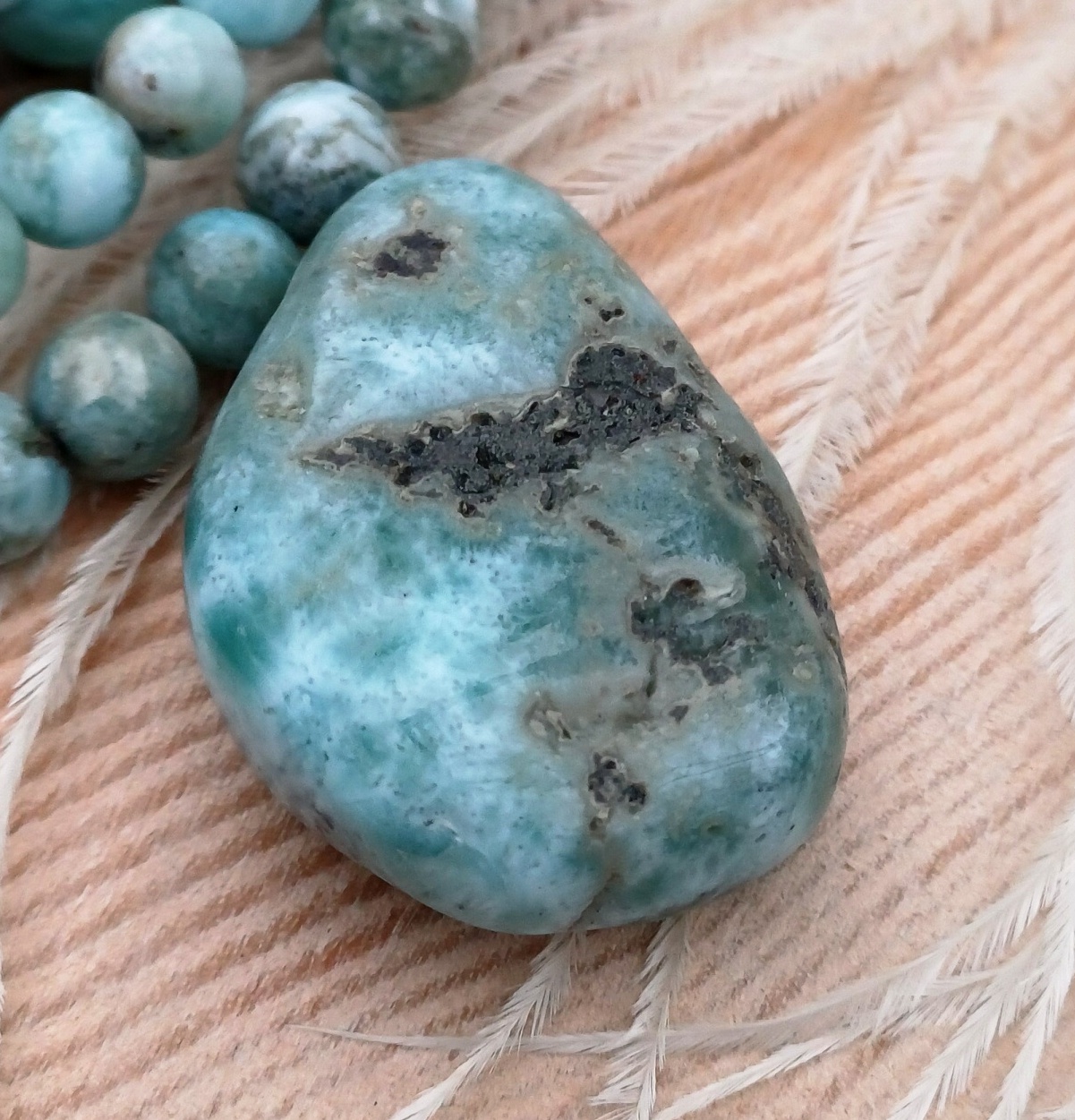 Larimar vrtaný valounek
