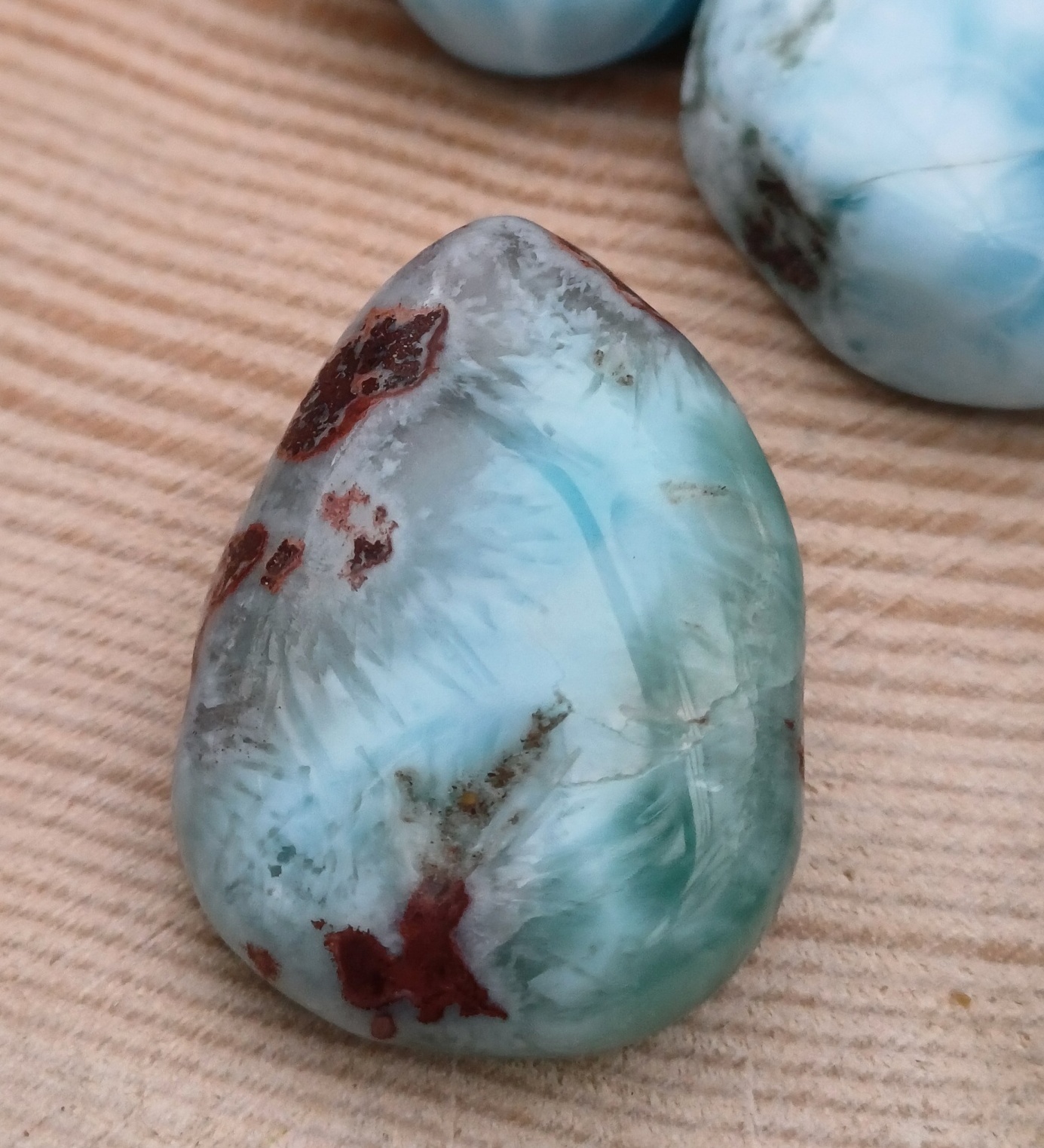 Larimar vrtaný valounek
