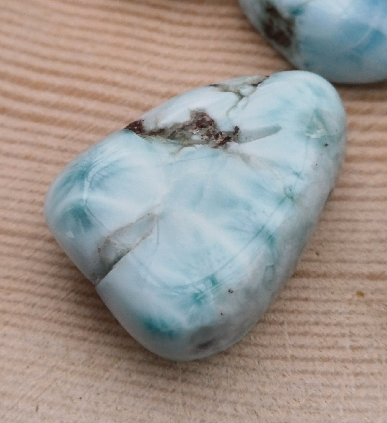 Larimar vrtaný valounek