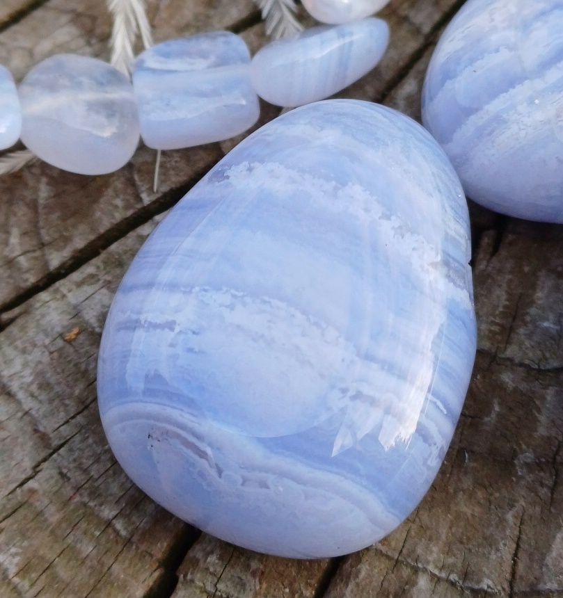 Chalcedon vrtaný valounek