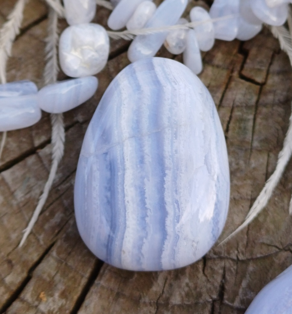 Chalcedon vrtaný valounek