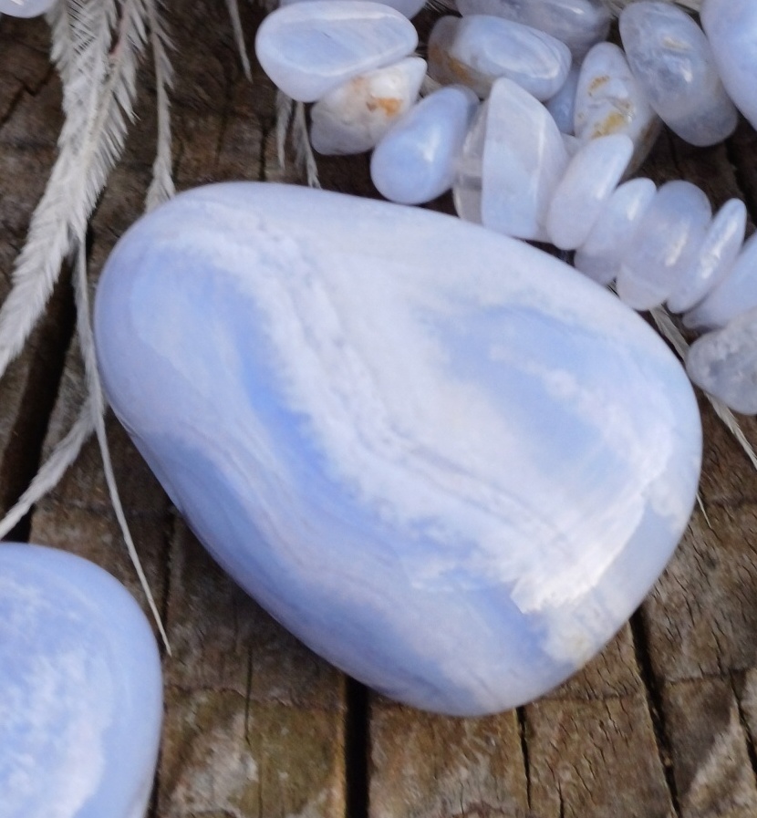 Chalcedon vrtaný valounek