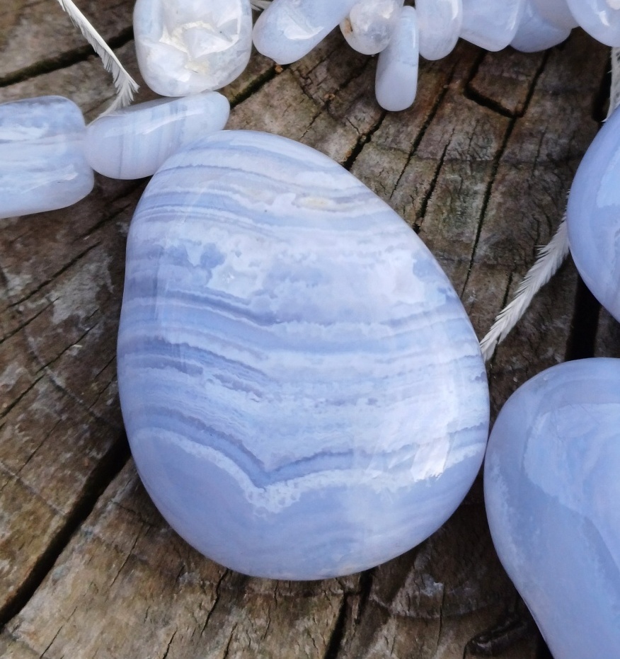 Chalcedon vrtaný valounek