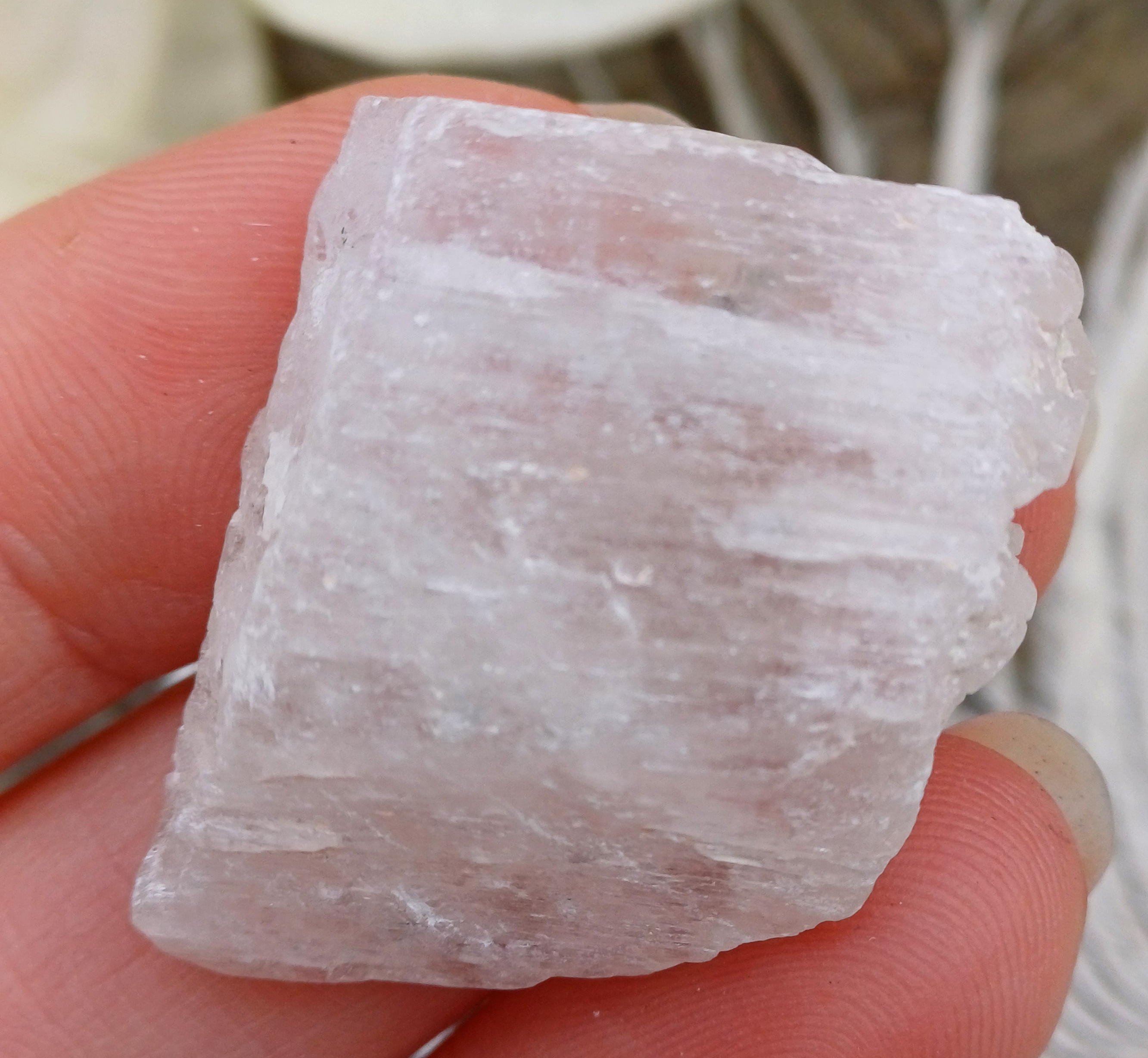 Kunzit vrtaný surový kámen