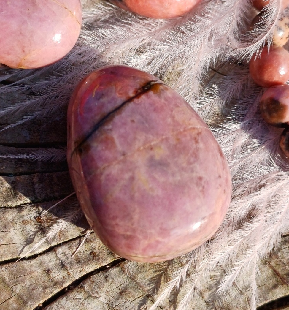 Rodonit vrtaný kámen