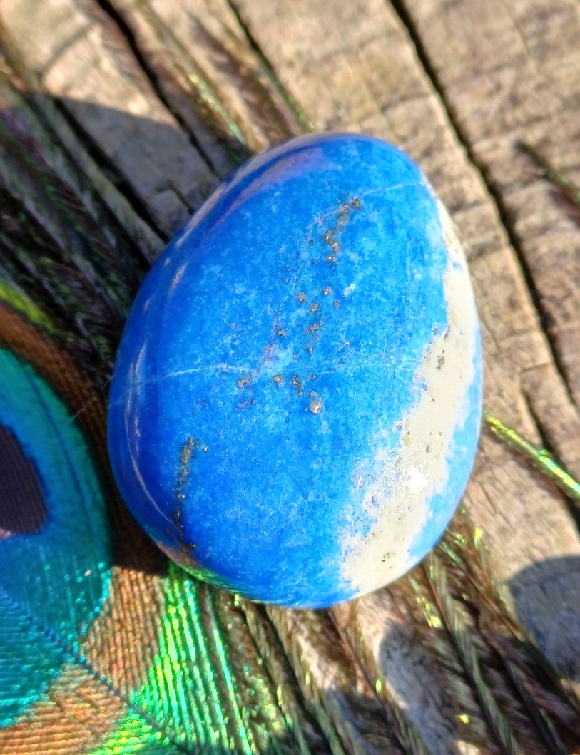 Lapis lazuli vrtaný kámen