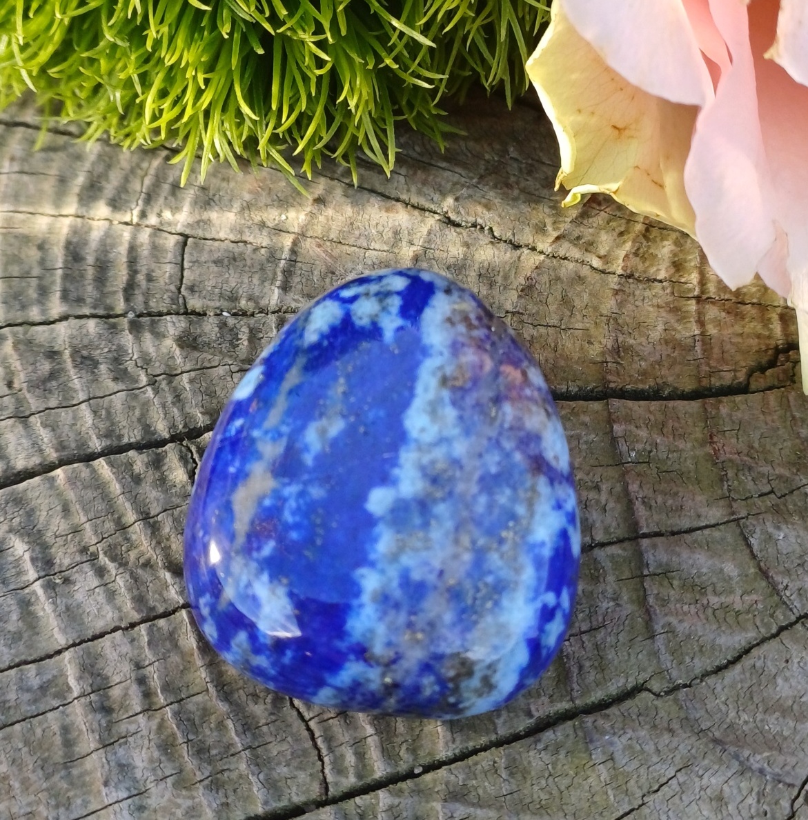 Lapis lazuli vrtaný kámen
