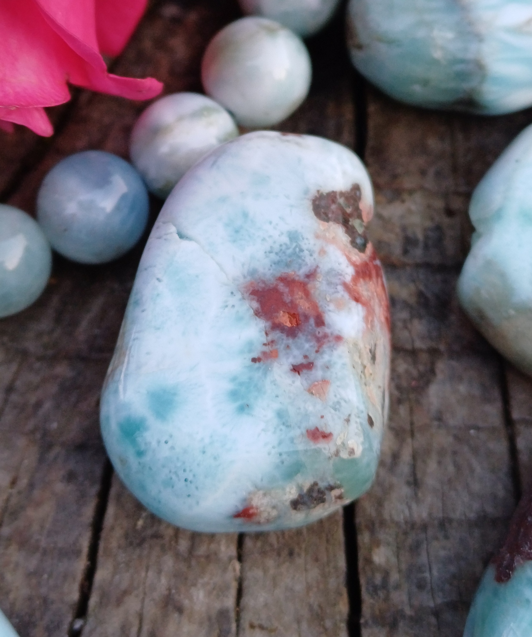 Larimar vrtaný valounek