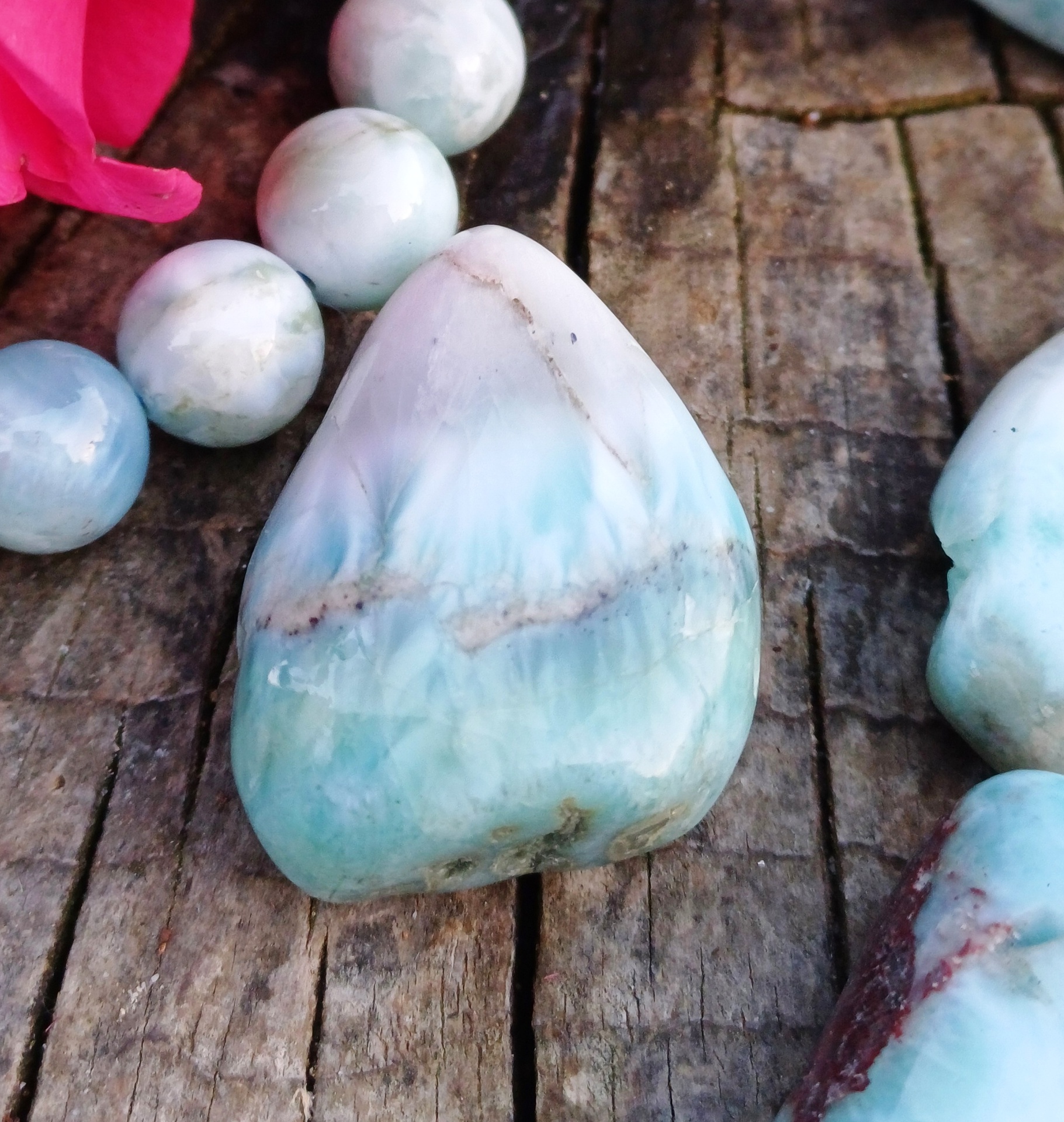 Larimar vrtaný valounek