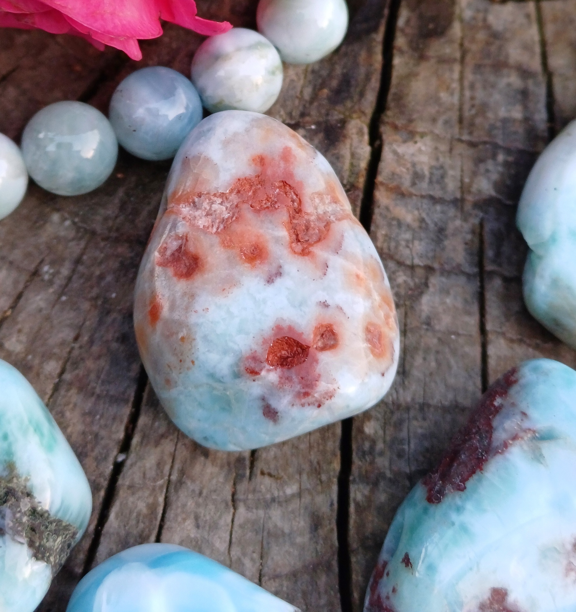 Larimar vrtaný valounek