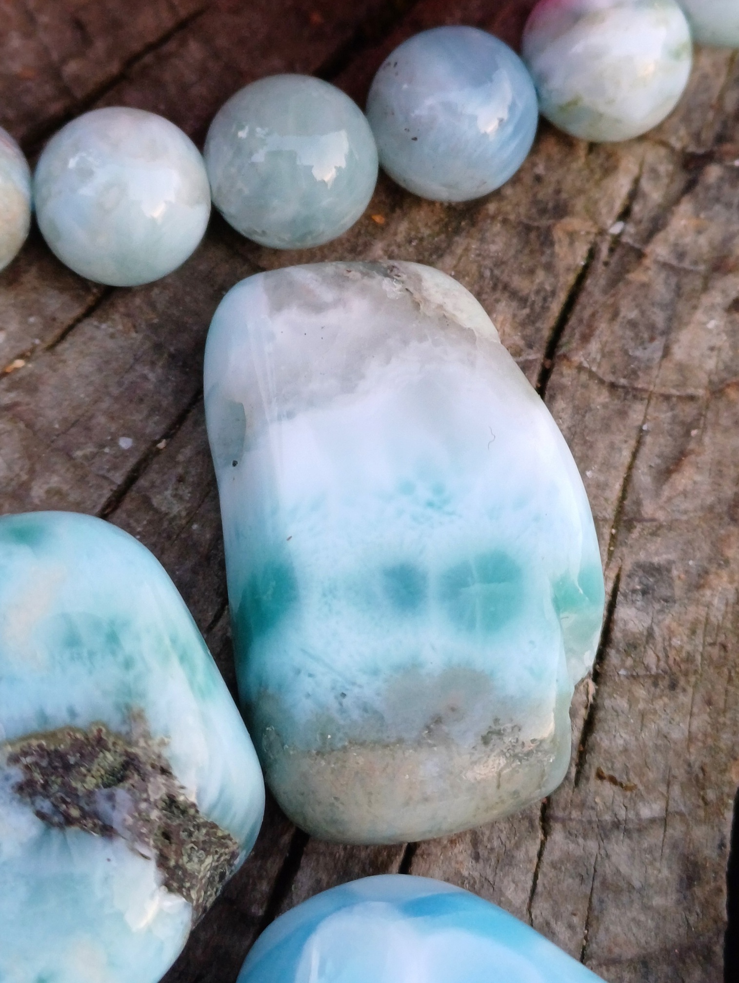 Larimar vrtaný valounek