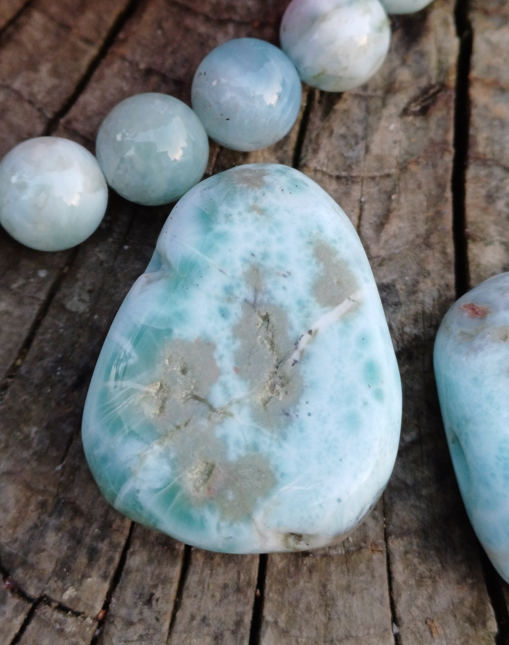Larimar vrtaný valounek