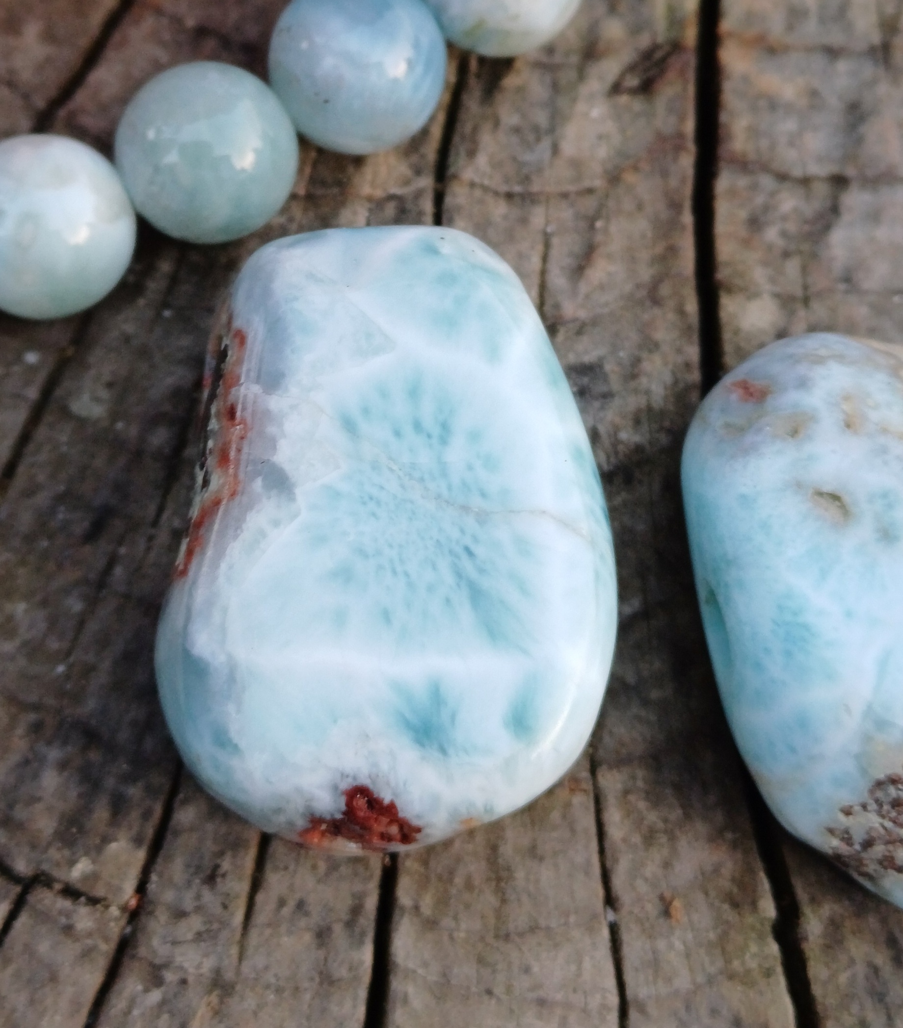 Larimar vrtaný valounek