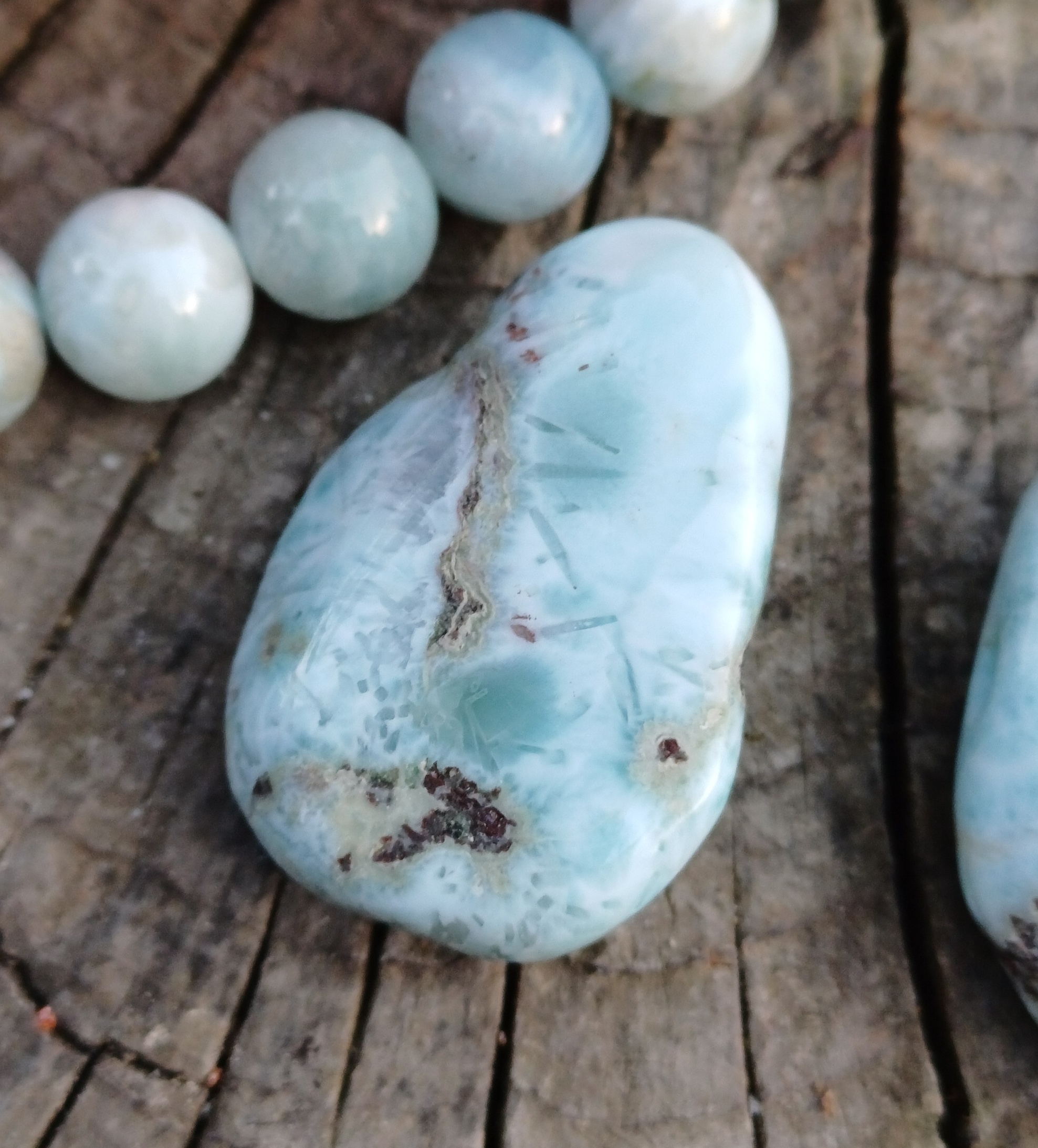 Larimar vrtaný valounek