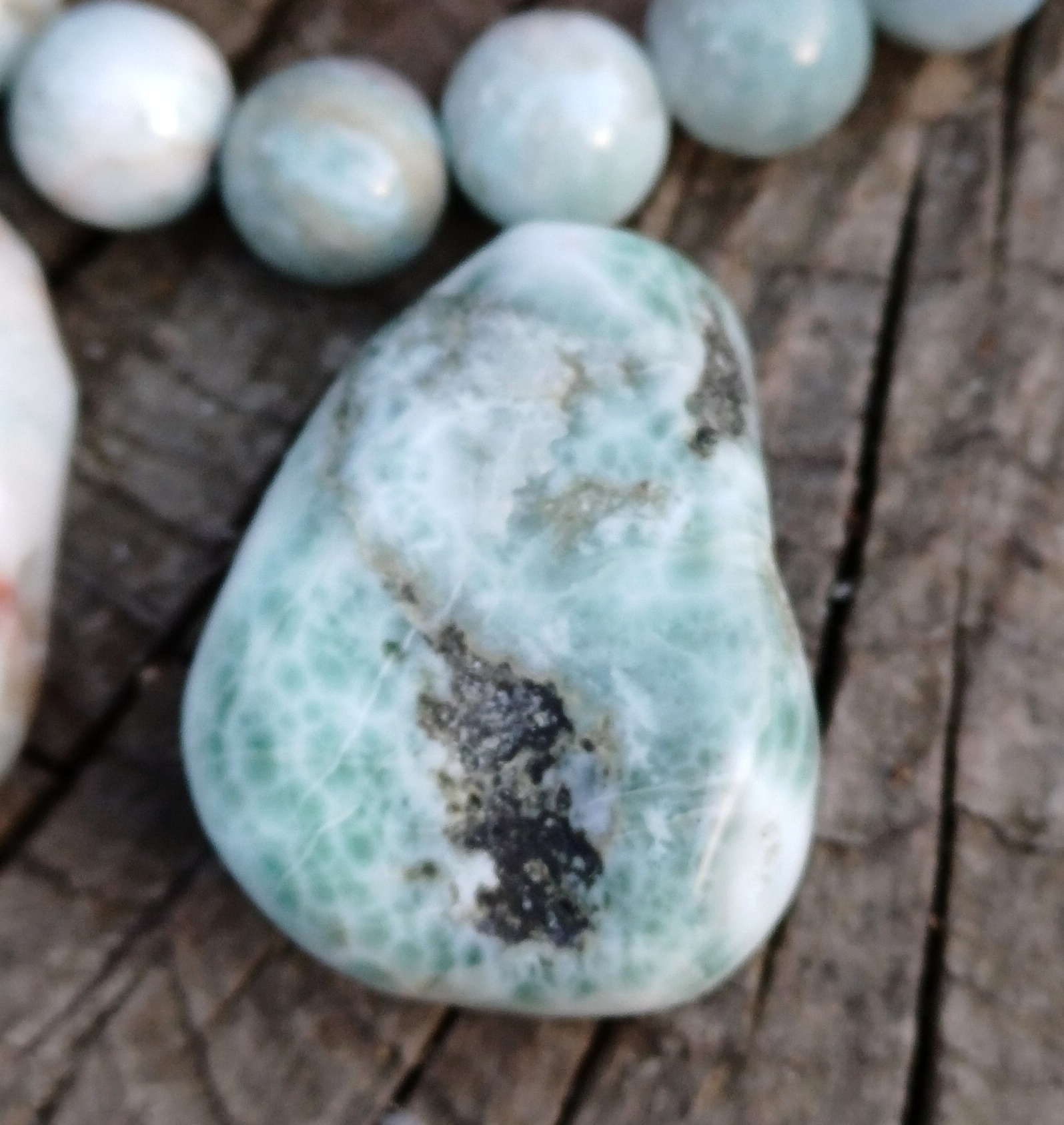 Larimar vrtaný valounek