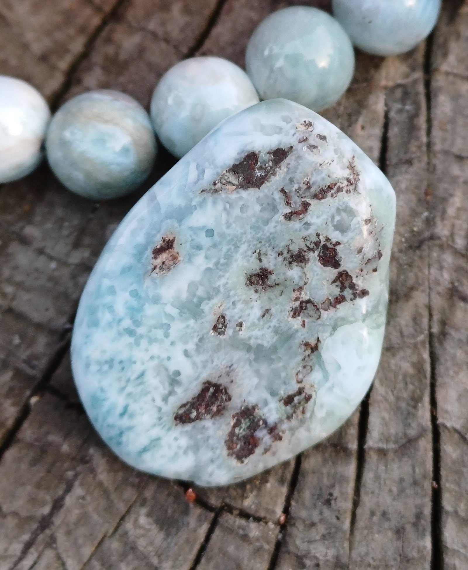 Larimar vrtaný valounek