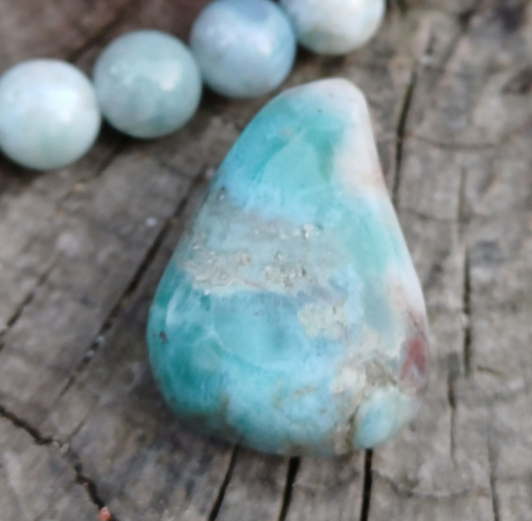 Larimar vrtaný valounek